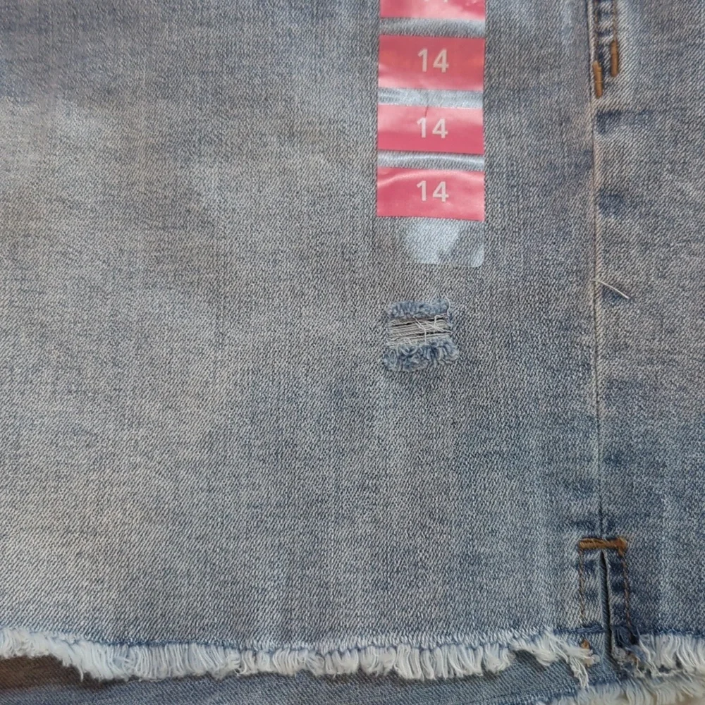 Seven7, Weekend Shorts, Light wash Jeans. Sz 14 - Picture 4 of 10